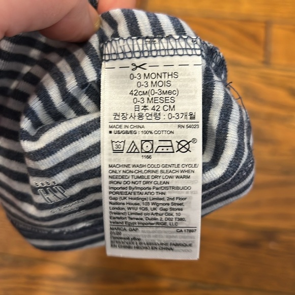 baby GAP First Favorites 2-Pack Striped / Solid Bear Hats Size 0-3 Months - Picture 6 of 6
